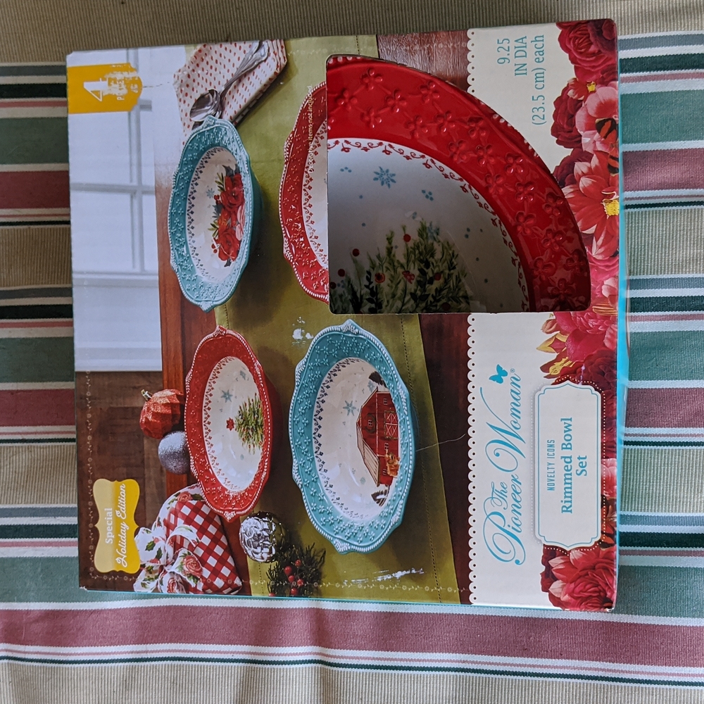Pioneer woman rimmed bowl set Christmas themed